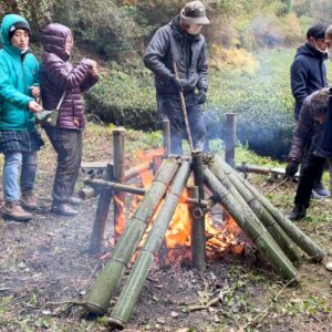 【和束を楽しむ現地イベント！】野生の茶葉を焚火で炙り、竹筒で作る”いにしえのお茶”体験